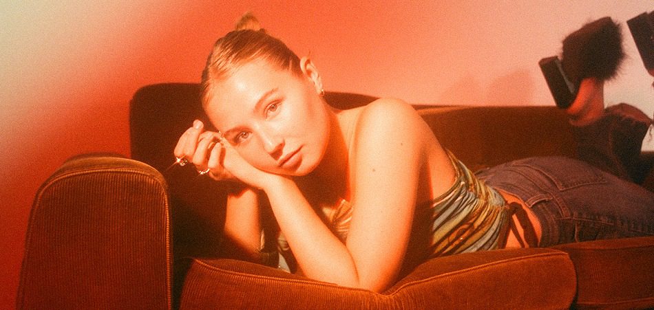 Mimi Bay unveils the glorious 50s-inspired track “helium cowgirl” [Premiere]