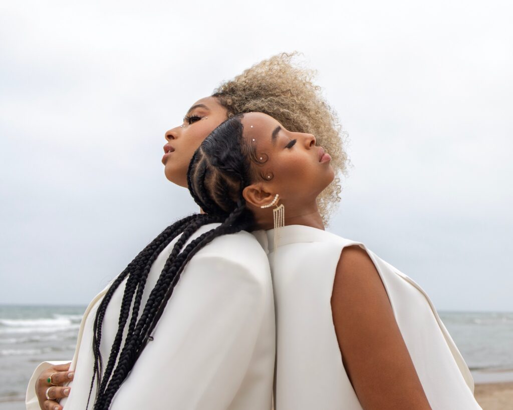 Sister duo FAARROW draw us into their world of “Dreams”